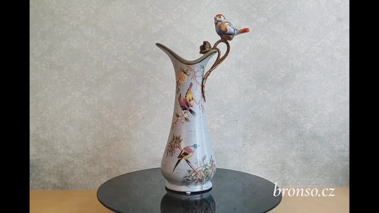Porcelánová secesní karafa s bronzovým držadlem ve tvaru ptáčka a květinovým dekorem 2