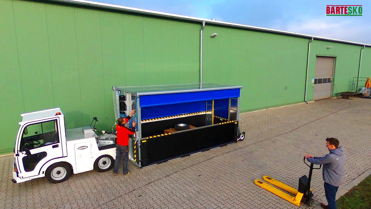 Sprzęg elektrycznego ciągnika transportowego ze specjalistyczną przyczepą
