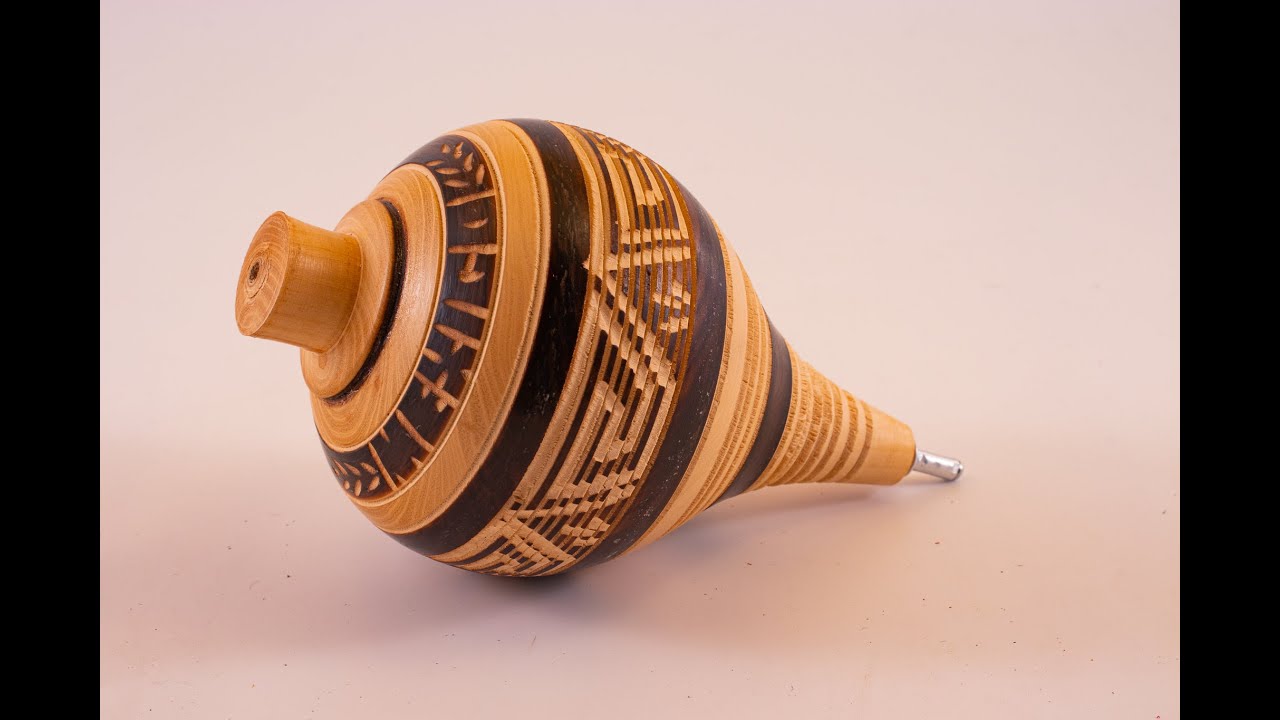 Proceso de fabricación artesanal de un trompo tradicional.