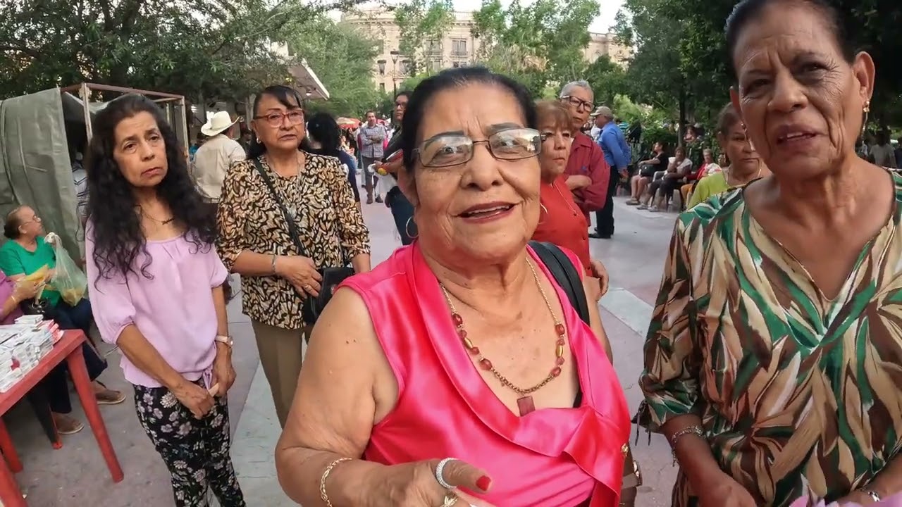 Tarde calurosa pero no se rajan los bailadores en la Plaza de Armas de Torreón.