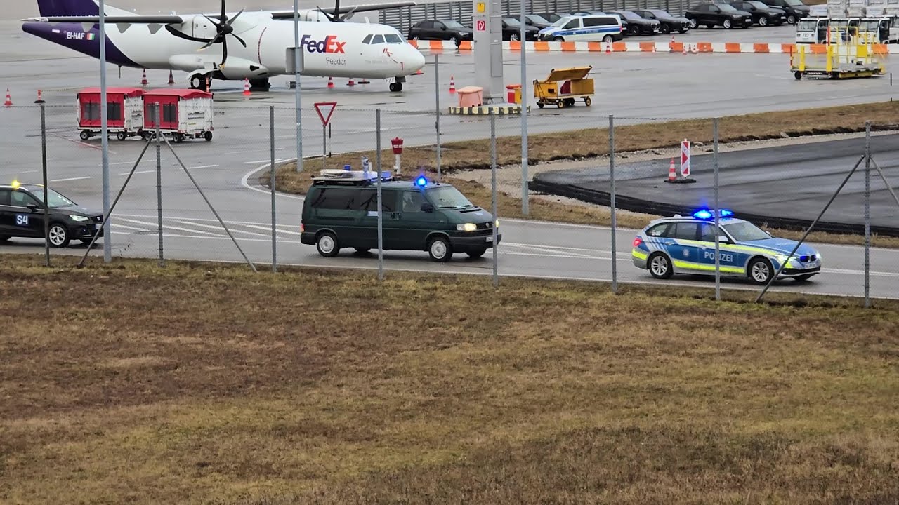 VIP-Kolonne Verteidigungsminister während Münchner Sicherheitskonferenz am Flughafen am 13.02.25