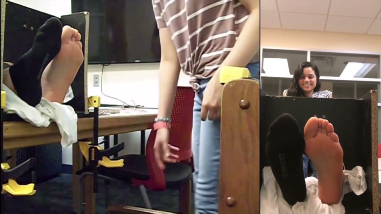 Предпросмотр 1-го эпизода «Архива щекотки»! Грейси щекочет Алексию в колодках в учебной комнате!