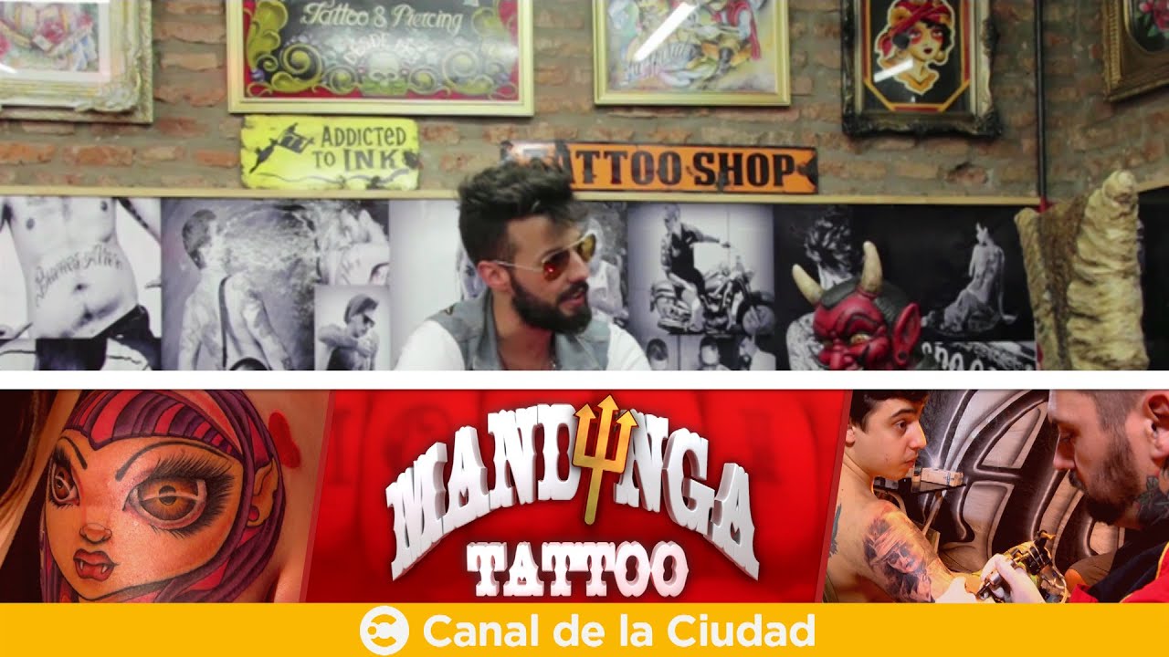 El periodista Eddie Fitte se tatúa en Mandinga Tattoo