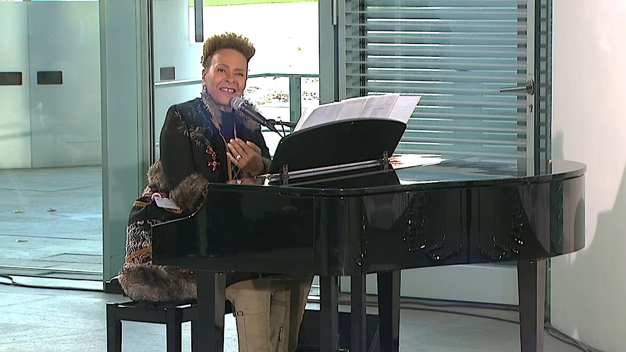 Jocelyn B. Smith – What Are We Doing Here – Live at German Chancellery