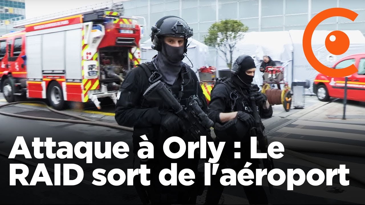 Attaque à Orly : Le RAID sort de l'aéroport après l'attaque (18 mars 2017, Orly, France)