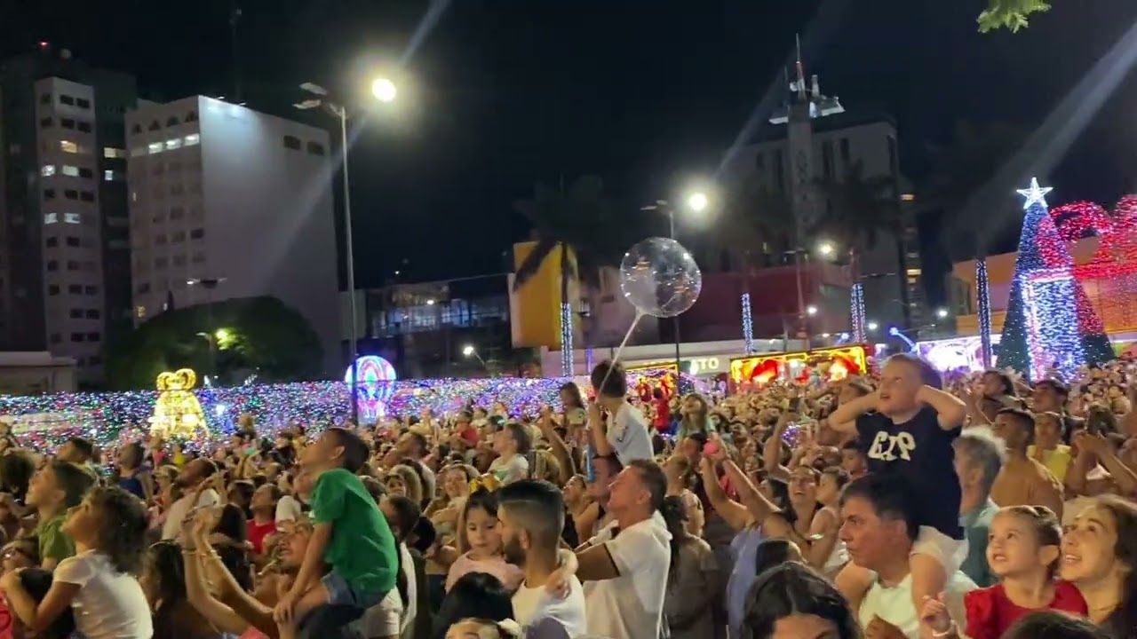 A Chegada do Papai Noel em Apucarana! 🎅✨ Fogos, Luzes e Magia de Natal no Centro da Cidade! 