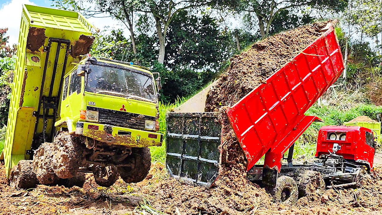 LAKA LINTAS Dump Truk Muatan Tanah Timbunan Truk Fuso 220 Ps Vs Hino 500 Tronton AKSI Bongkar Muatan