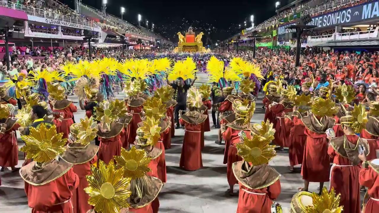 Bateria da São Clemente no desfile oficial de 2025