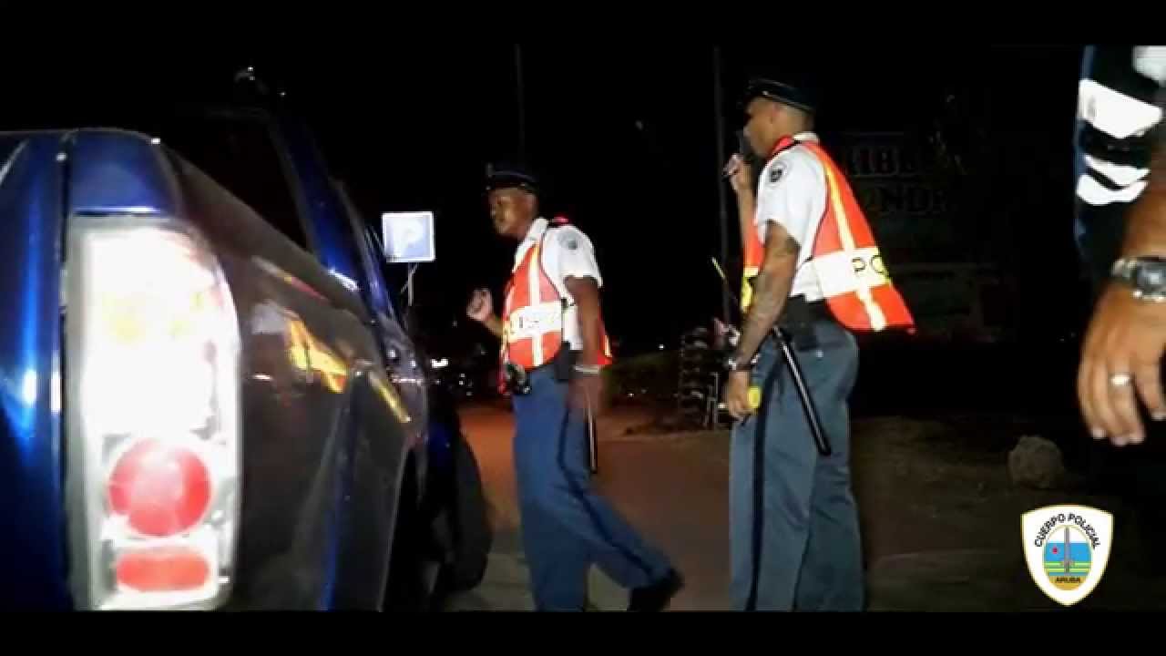 Cuerpo Policial Aruba: Polis controlando activamente riba stuurmento burachi