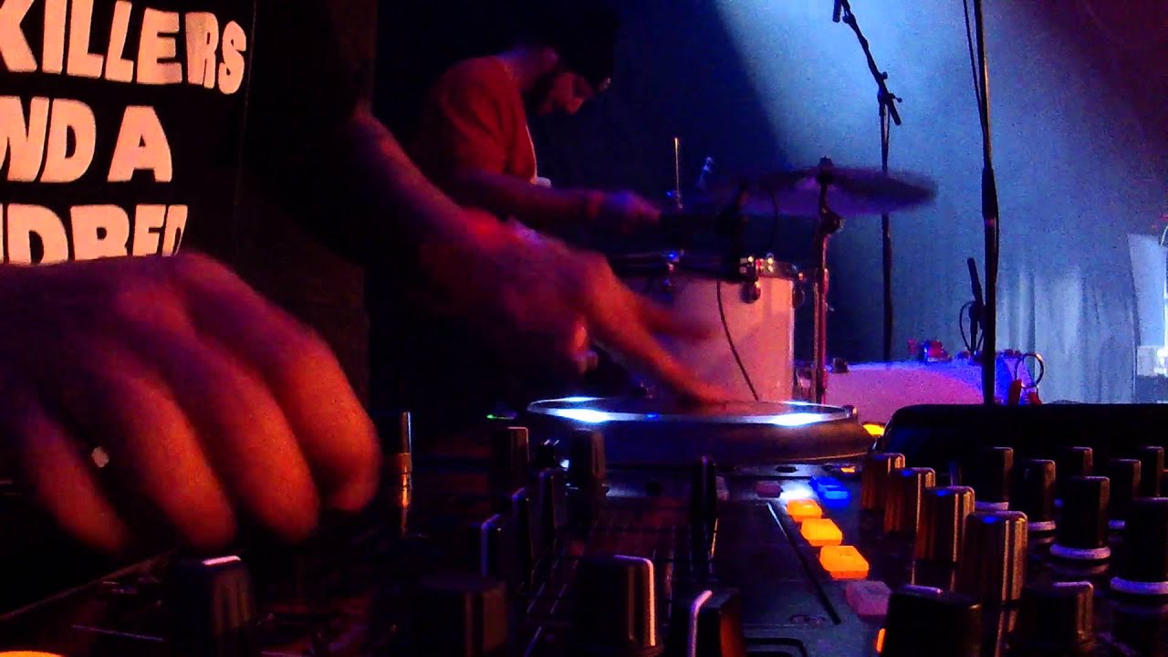 DJ Durian scratching: Fresku Live -  