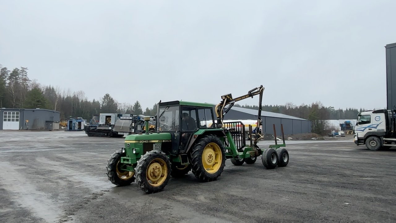 Köp Traktor John Deere 2040 med skogsvagn Farma FMW 9-13 på Klaravik
