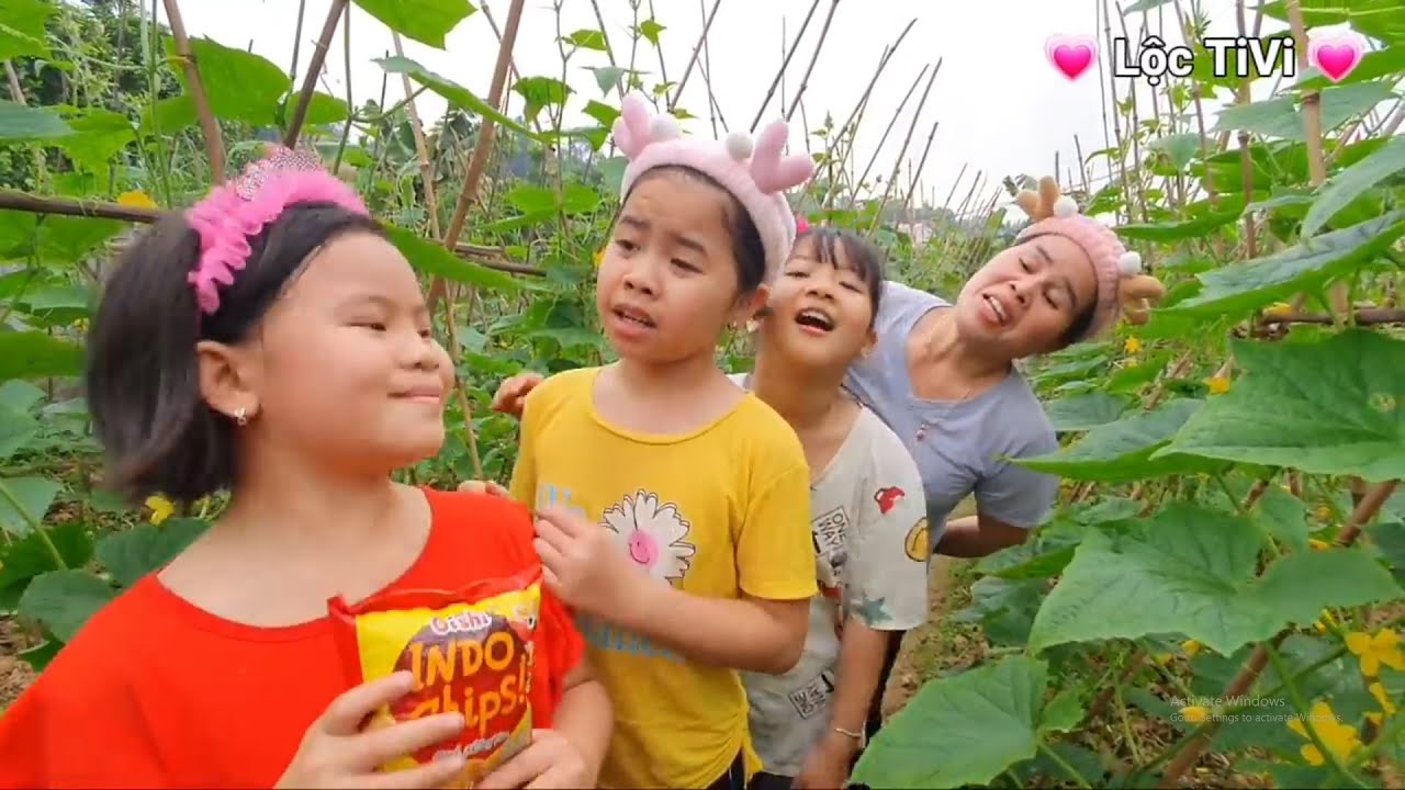 Lộc TiVi Ăn Dưa Chuột Chấm Muối Ngoài Đồng, Bắt cua về Ăn Ngon, vui