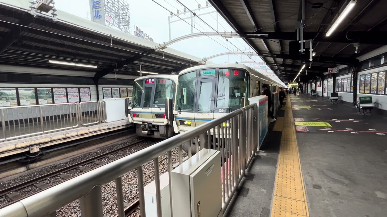 大阪環状線221系普通天王寺行き到着大和路線221系大和路快速加茂行き発車　　　鶴橋駅にて