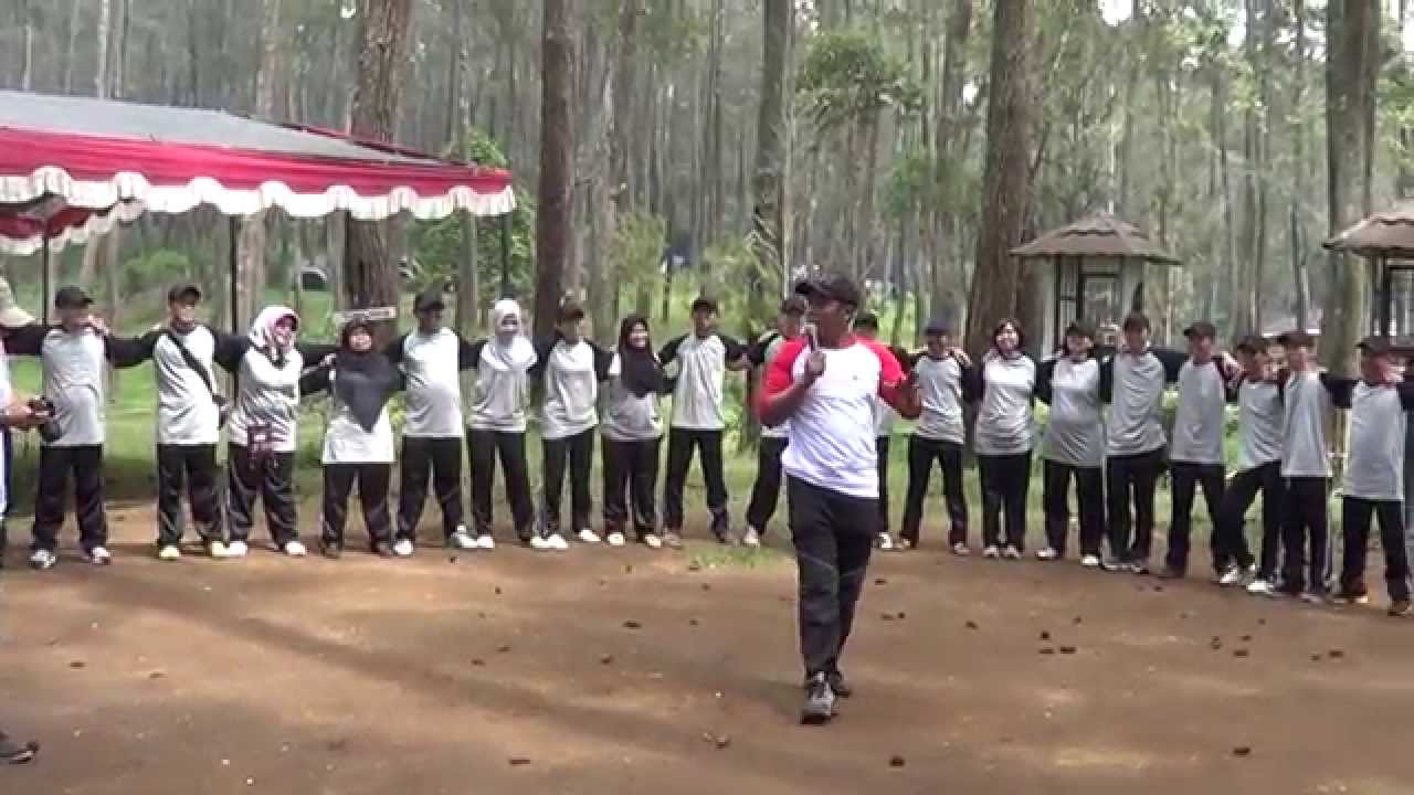Ice breaking games in Team building program www.ozoneglobalindonesia.com