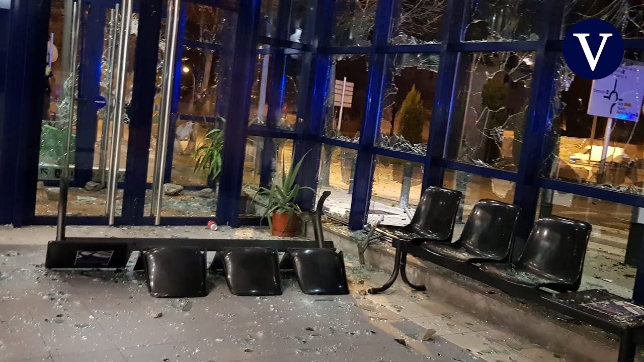 Daños en la comisaría de los Mossos en Vic tras la manifestación por la detención de Hasél