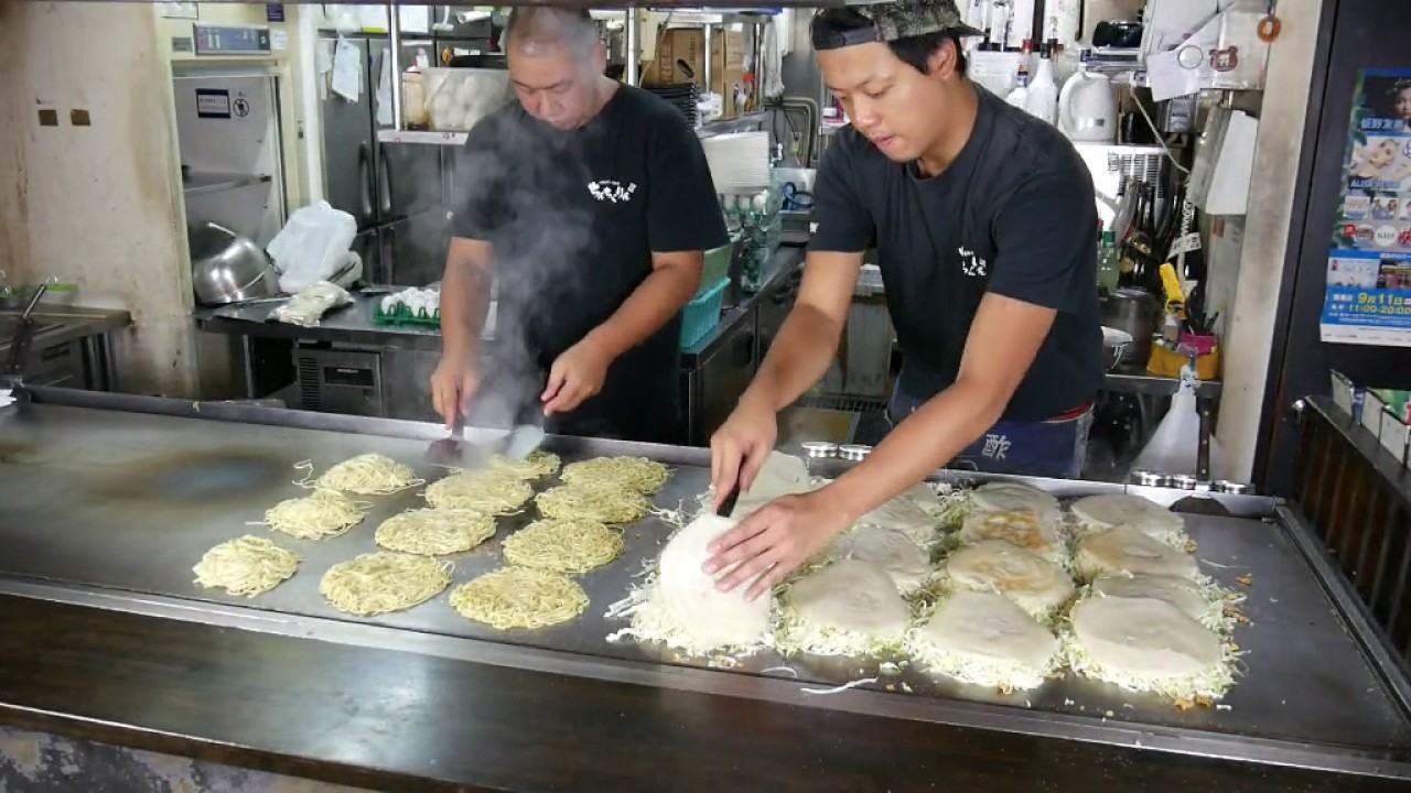 This is Hiroshima Style Okonomiyaki!CHINCHIKURIN
