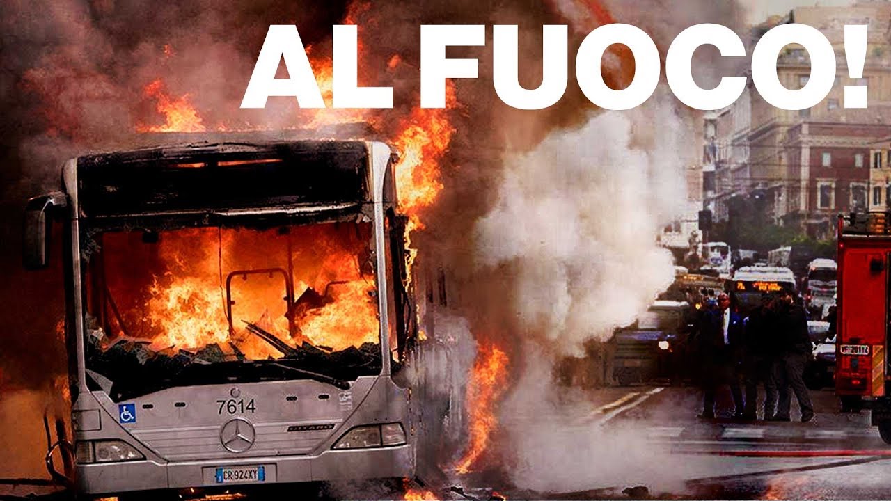 Roma, autobus in fiamme in centro, il racconto dei social - Timeline