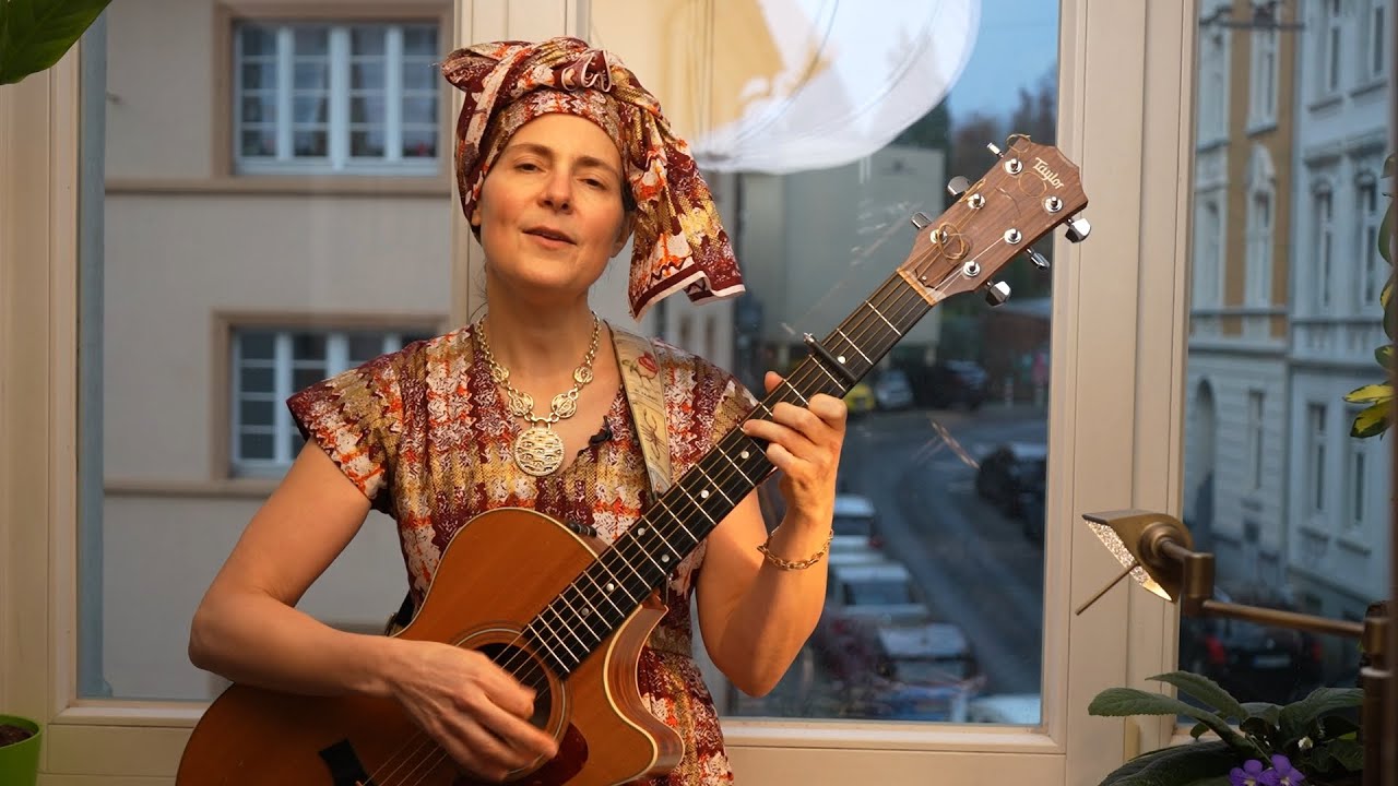 How to Play and Sing Jambo Bwana – A Welcome Song from Kenya (Swahili, English & French)