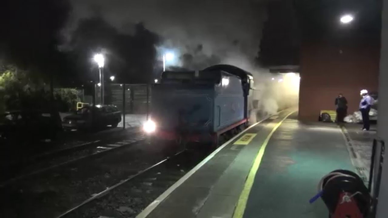 Ex GNR V Class No.85 Merlin + RPSI Mk2s - Belfast Central 19/12/15