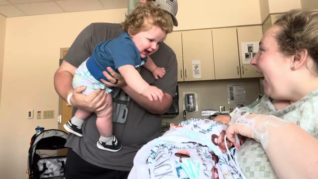 Absolutely Nothing More Magical Then Your Babies Meeting For The First Time ❤️ #siblingsmeeting  