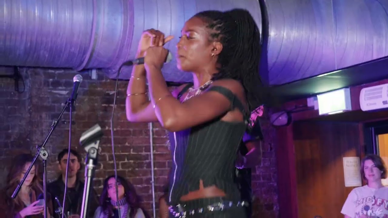 DEJA performs “I’m All That” live at our first Sofar Fringe in London.