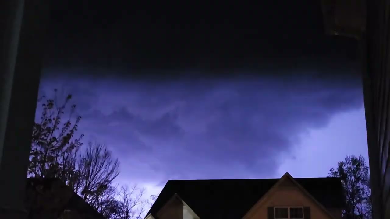Overnight Thunderstorm With Deep Thunder + Bright Lightning!