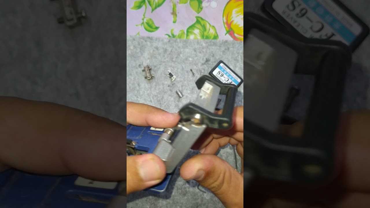 Montagem do clivador de fibra óptica.