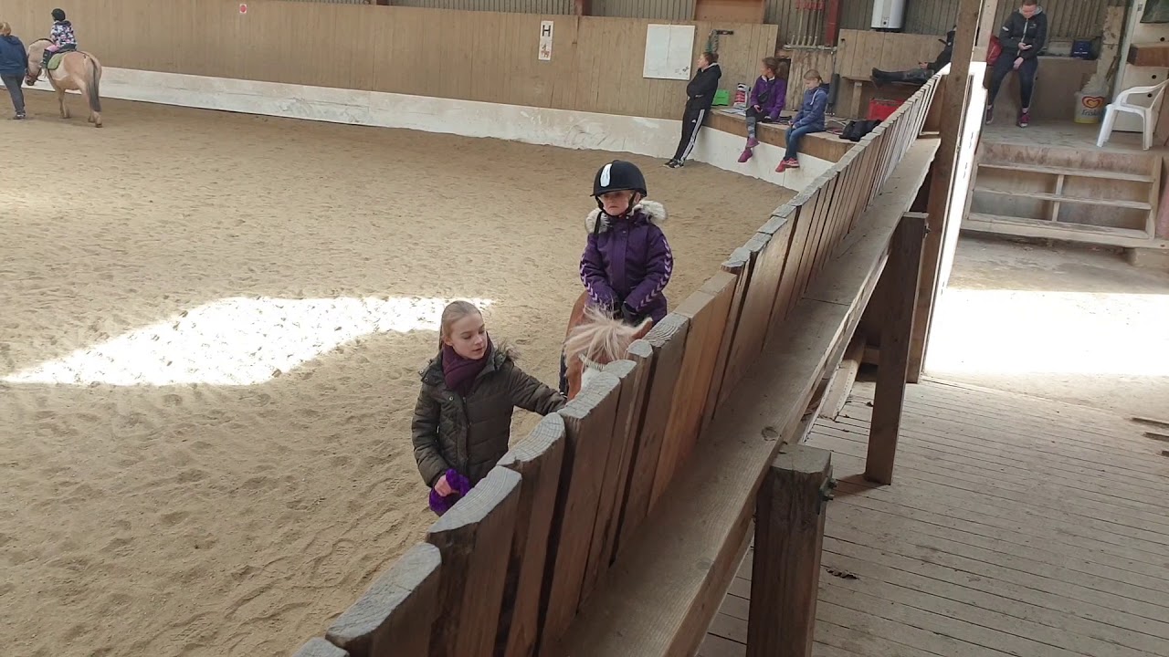 Nilla prøver at ride på beauty på Ballerup Rideskole