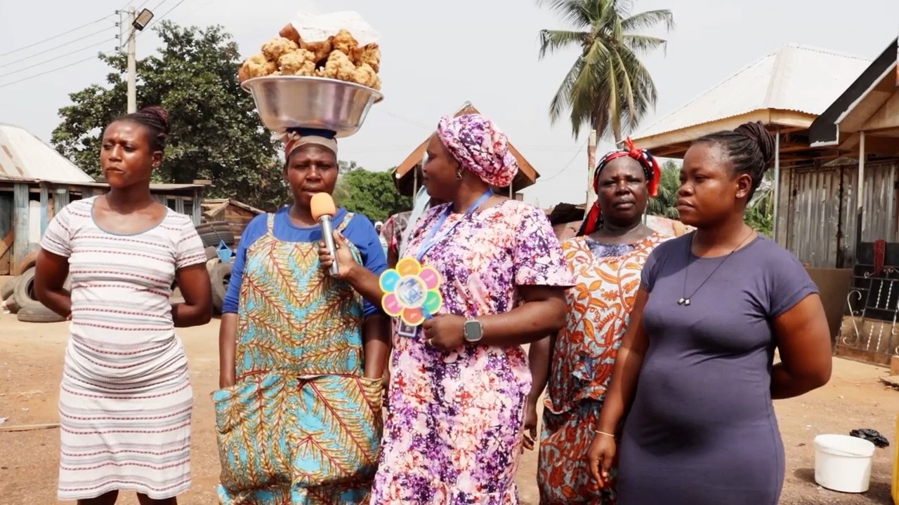 COMMUNITY MEMBERS IN BECHEM SHARE HAPPINESS ABOUT THE NEW BUMBER MARKET(VOG) #stephenadomkyeiduah