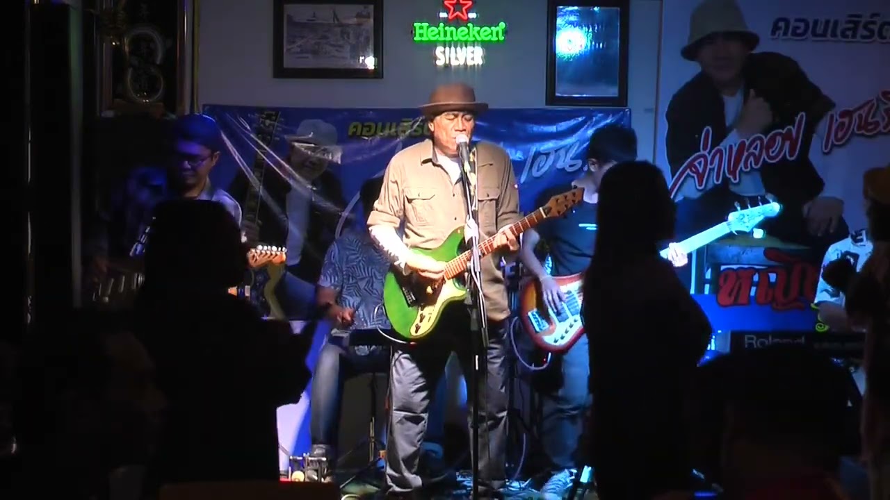 ศิลปินเลี้ยงหมู ...