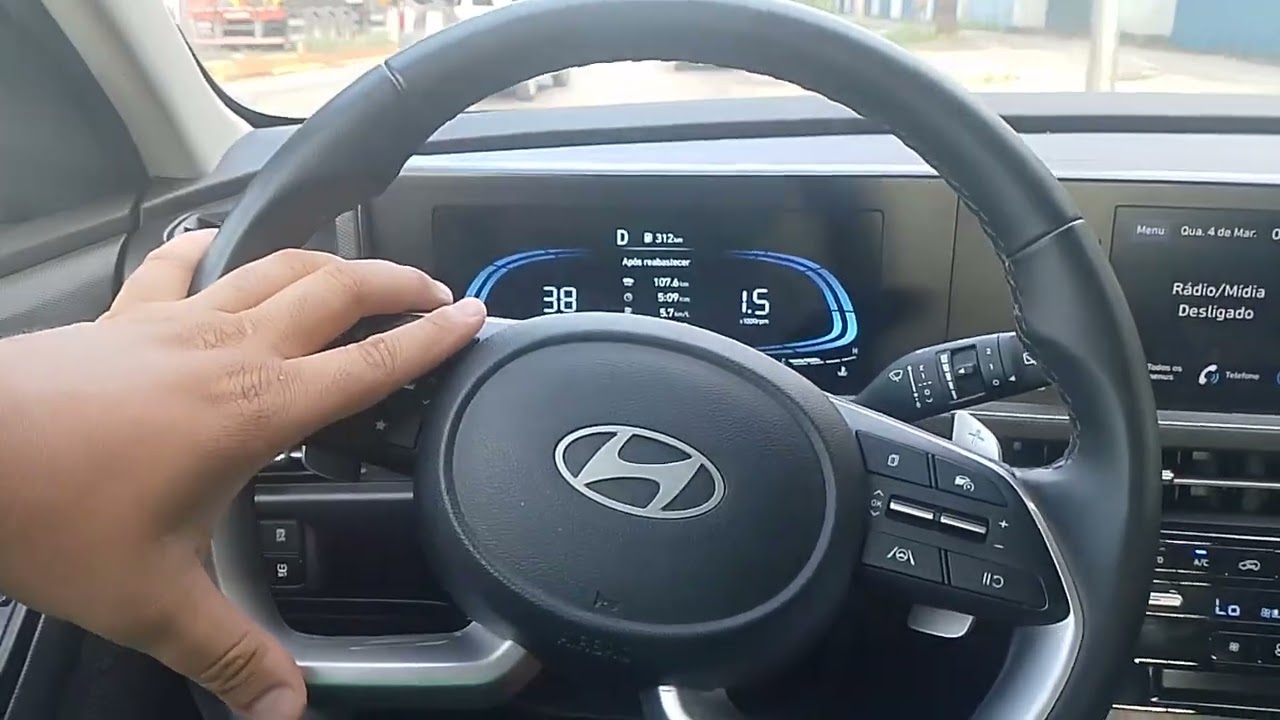 Hyundai Creta 2026 dirigindo sozinho.