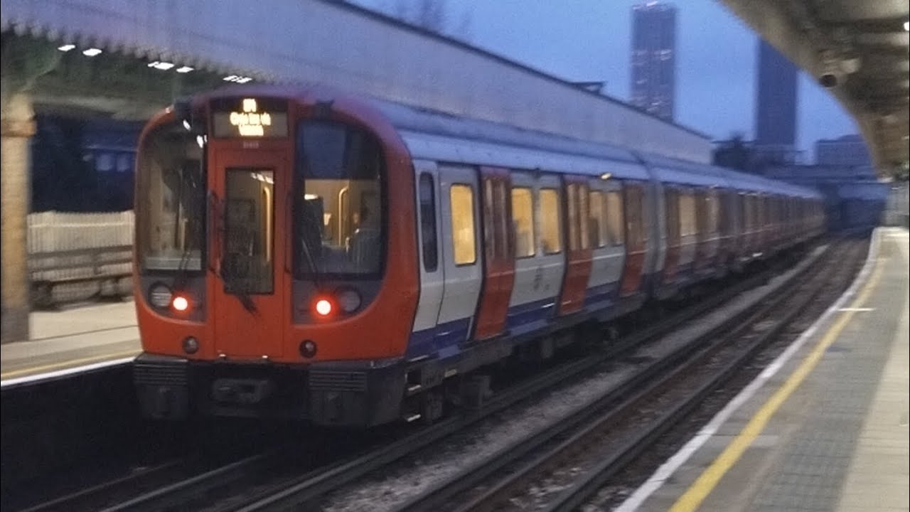 (Diverted) - Circle Line - S7 Stock - (270) - at Plaistow Tube Station - on Platform  - 25/01/2026