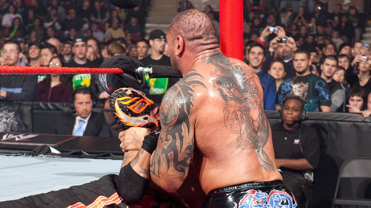 Batista unleashes shocking attack on Rey Mysterio: WWE Bragging Rights 2009