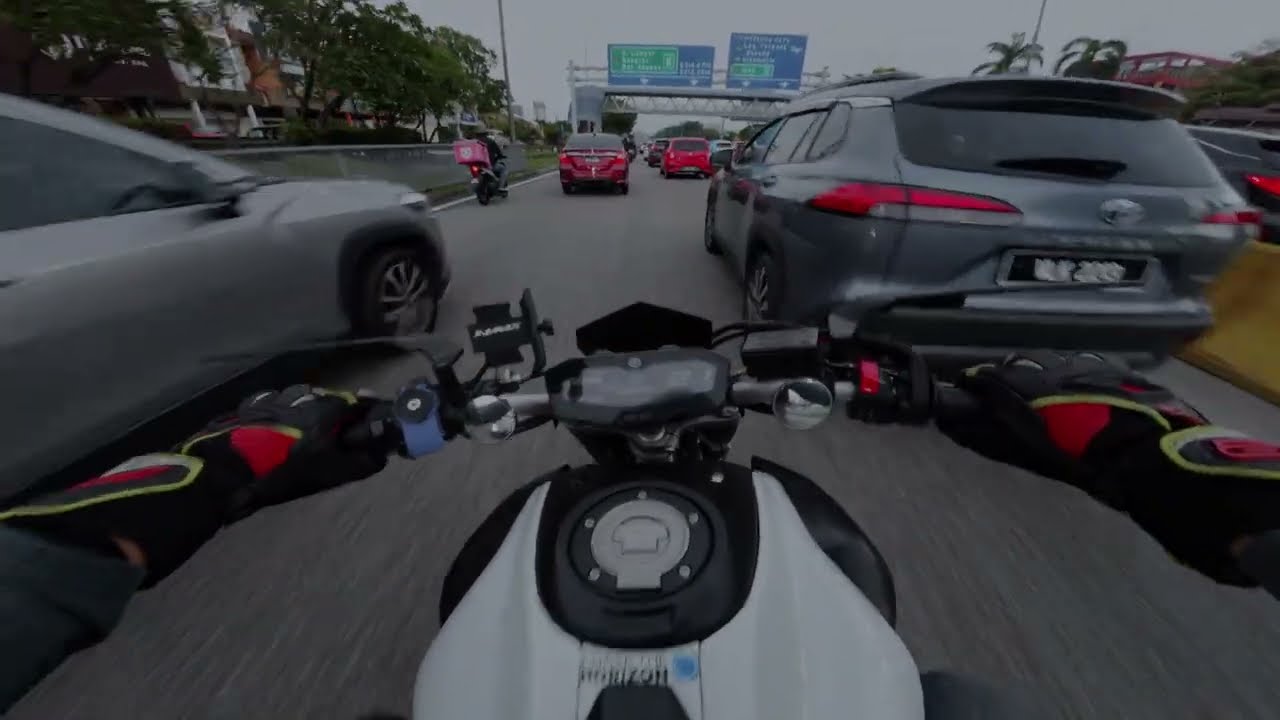 Commute to work on the MT07