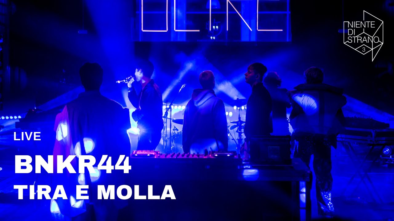 Bnkr44, Tira e Molla live a Niente di Strano