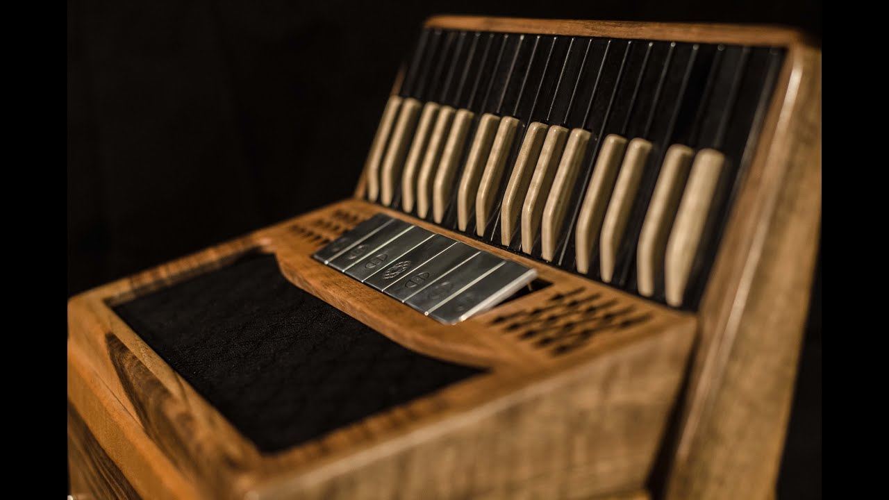 Modèle Anapurna // accordéon touche piano en bois // Miguel Gramontain