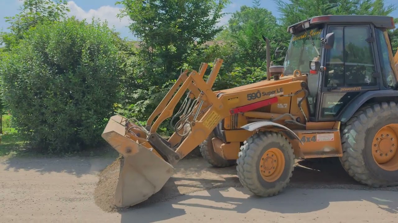 Terna CASE 590 SLE - lavori di sistemazione parcheggio in cascina
