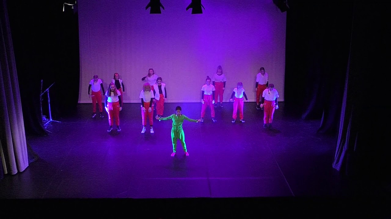 MR  GRINCH (ZUŠ B-Art) - Rozsvícení vánočního stromu