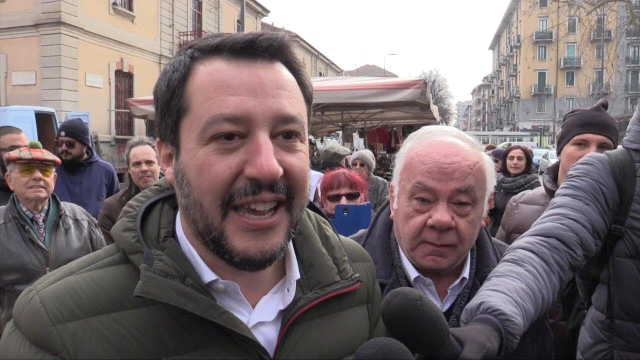 Milano, Salvini arriva al mercato e la banda suona 'Bella ciao'