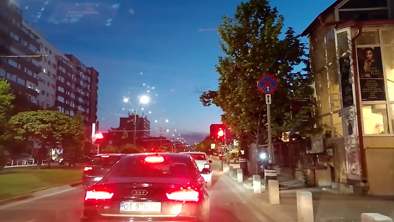 Trafic de weekend seara la iesirea din parcarea AFI MALL Cotroceni, Bd. Timisoara, Plaza Mall