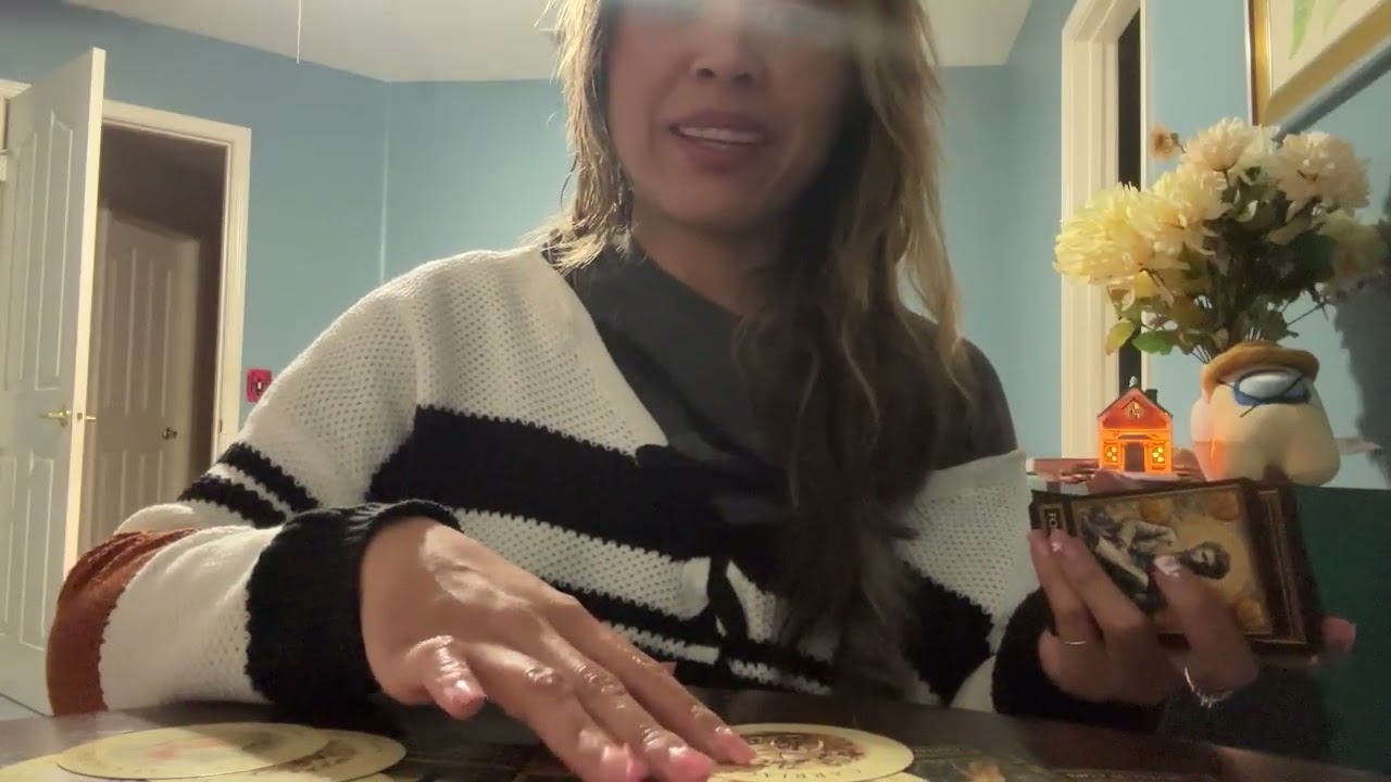 🌙 Весы: Прошлый человек не позволяет вам двигаться дальше; новый человек, кажется, обожает вас.