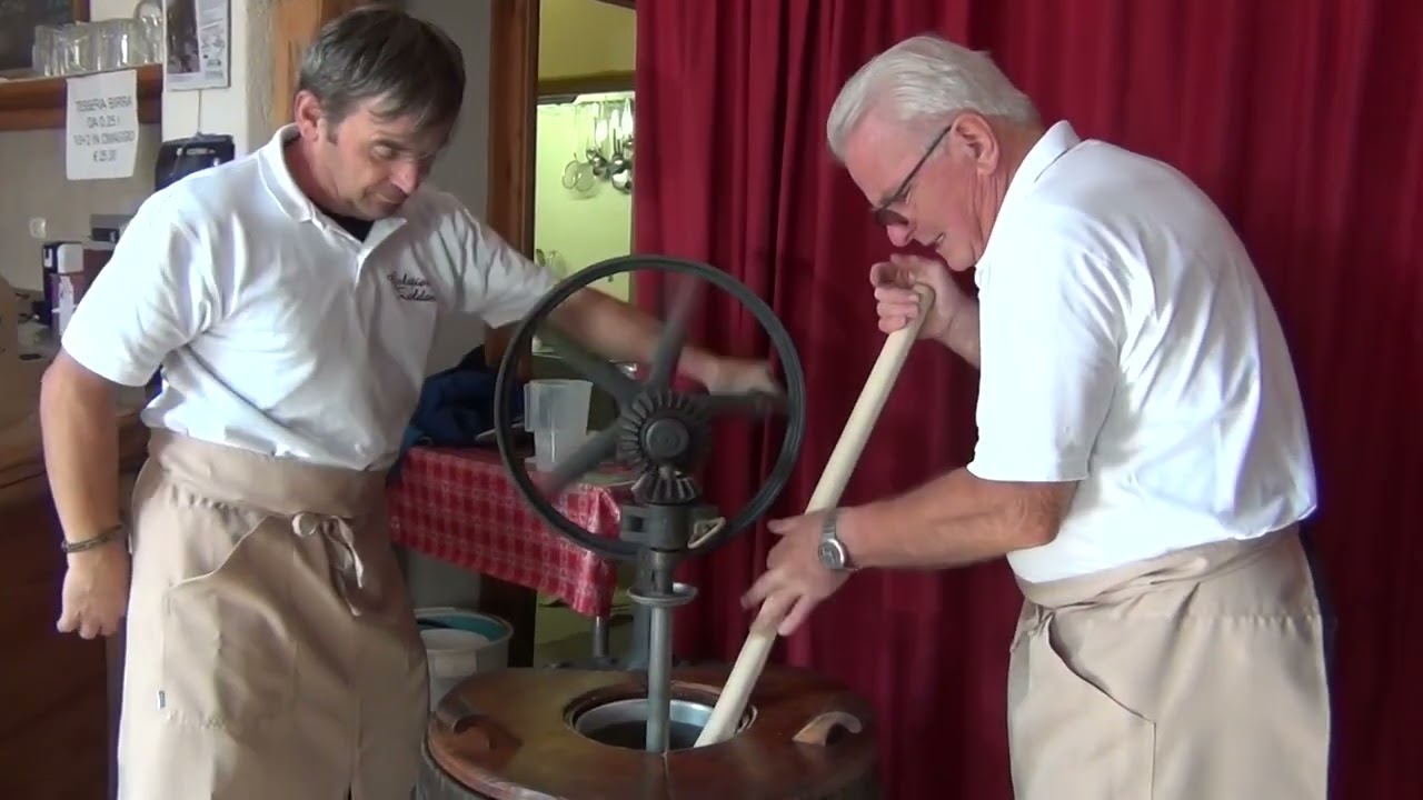 Tecnica di preparazione del gelato artigianale al gusto vaniglia con mantecatore a movimento manuale