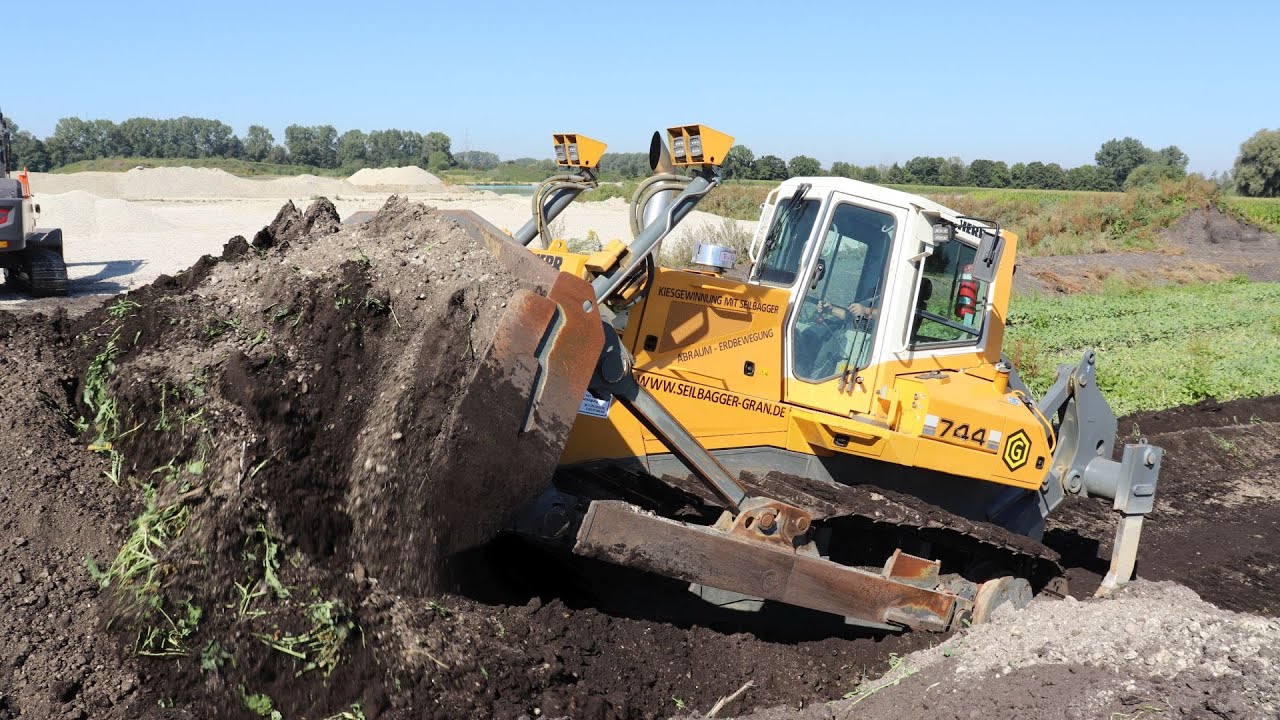 Liebherr PR744 der Fa. Seilbagger Gran beim Humus schieben / Liebherr PR744 pushing topsoil