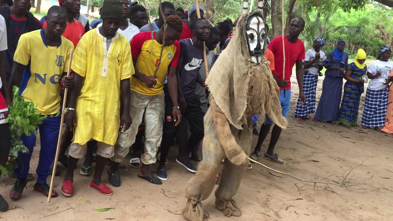 Casamance, la cultues est sacree. REGARDEZ LE SPECTACLE DE CES JEUNES