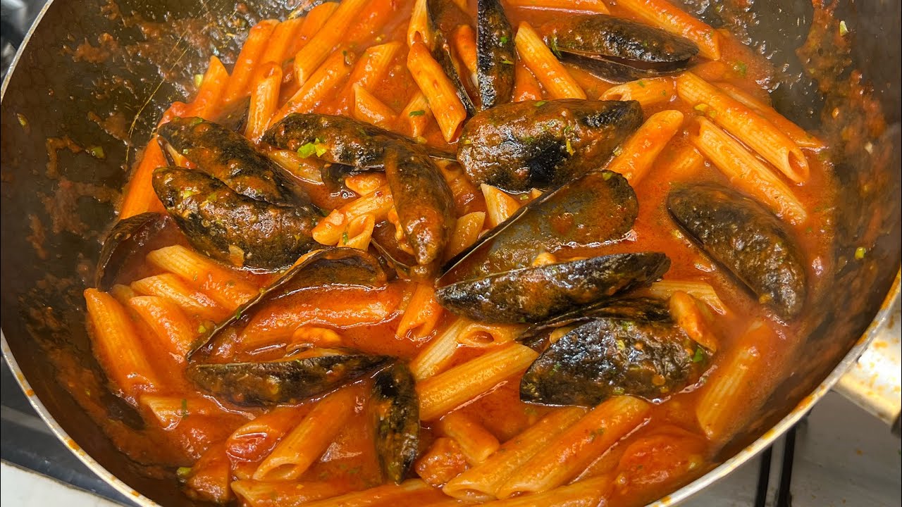 Penne all'arrabbiata con le cozze. 😋🇮🇹💫#pasta #cooking #food #italianrecipes #pasta #cooking 
