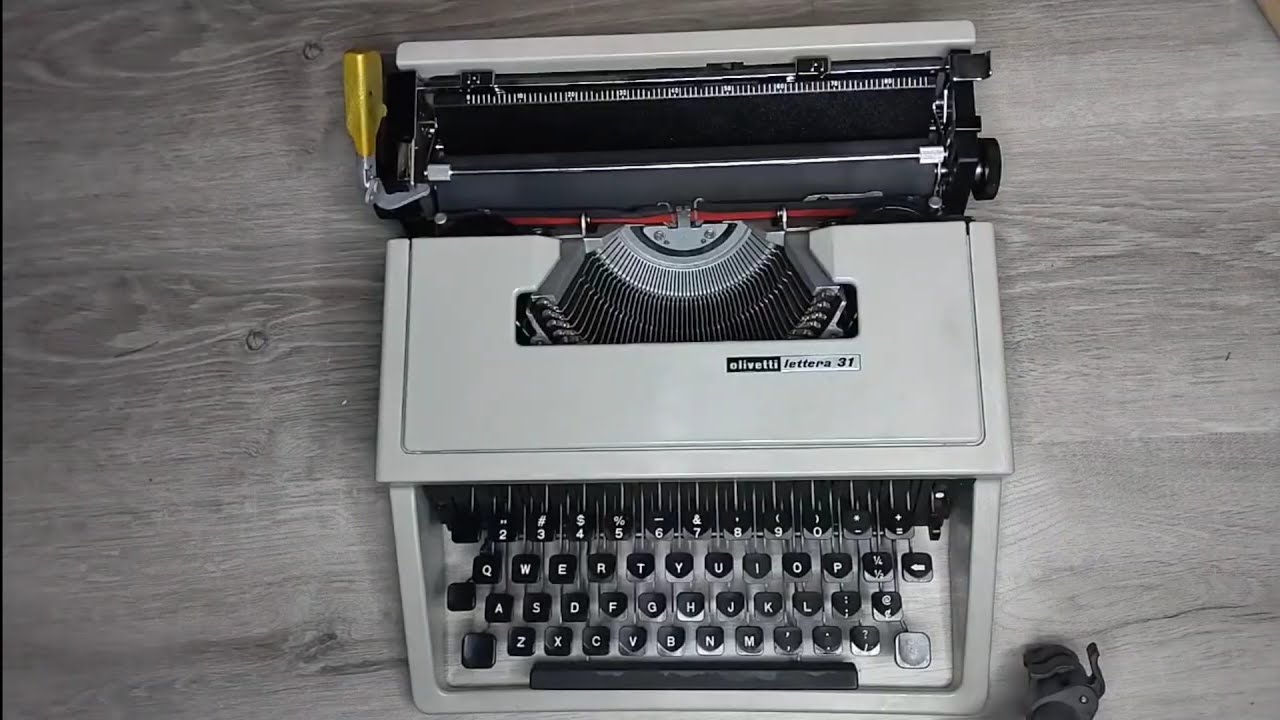 1970s Olivetti Lettera 31 Typewriter Unboxing (December 16, 2024)