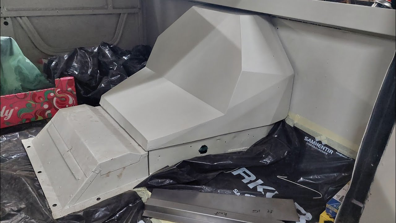 The customized cover of the engine in the Volvo C202/The Black Sheep project ep.23