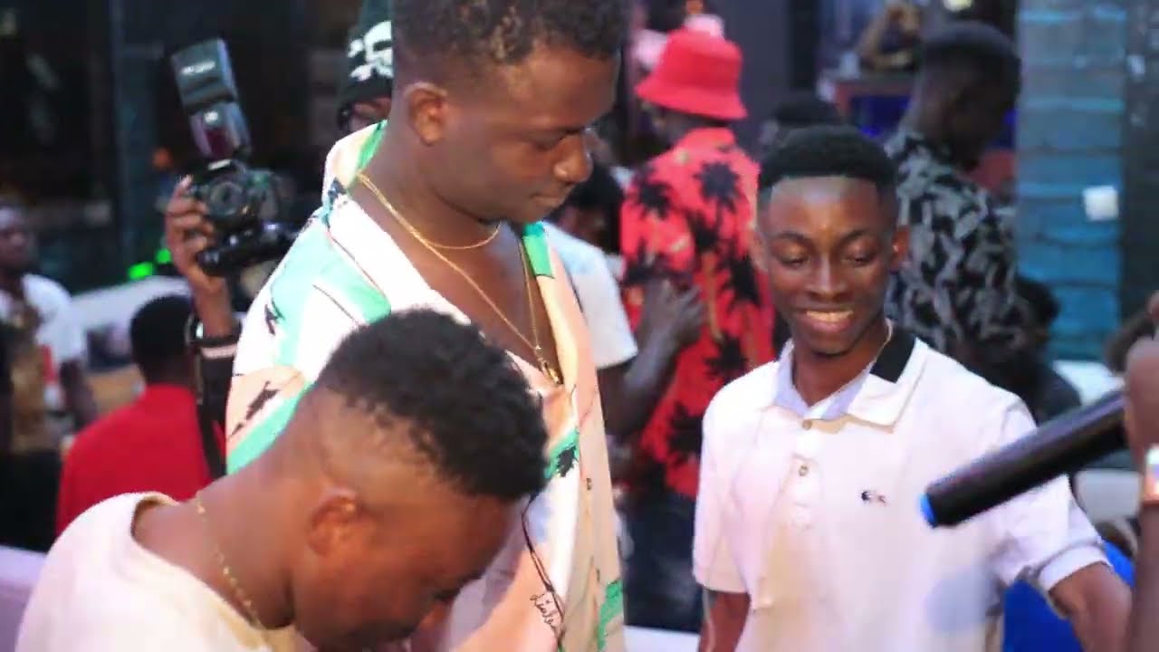 DJ EAU BENITE JEUX DE JAMBES DES BILLETS NERVEUX