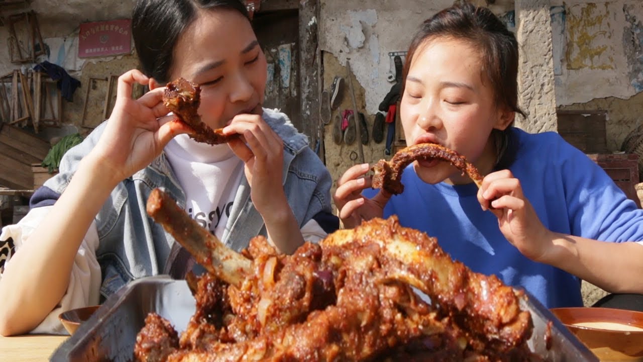 Qiumei и сестра делают пряные ребра