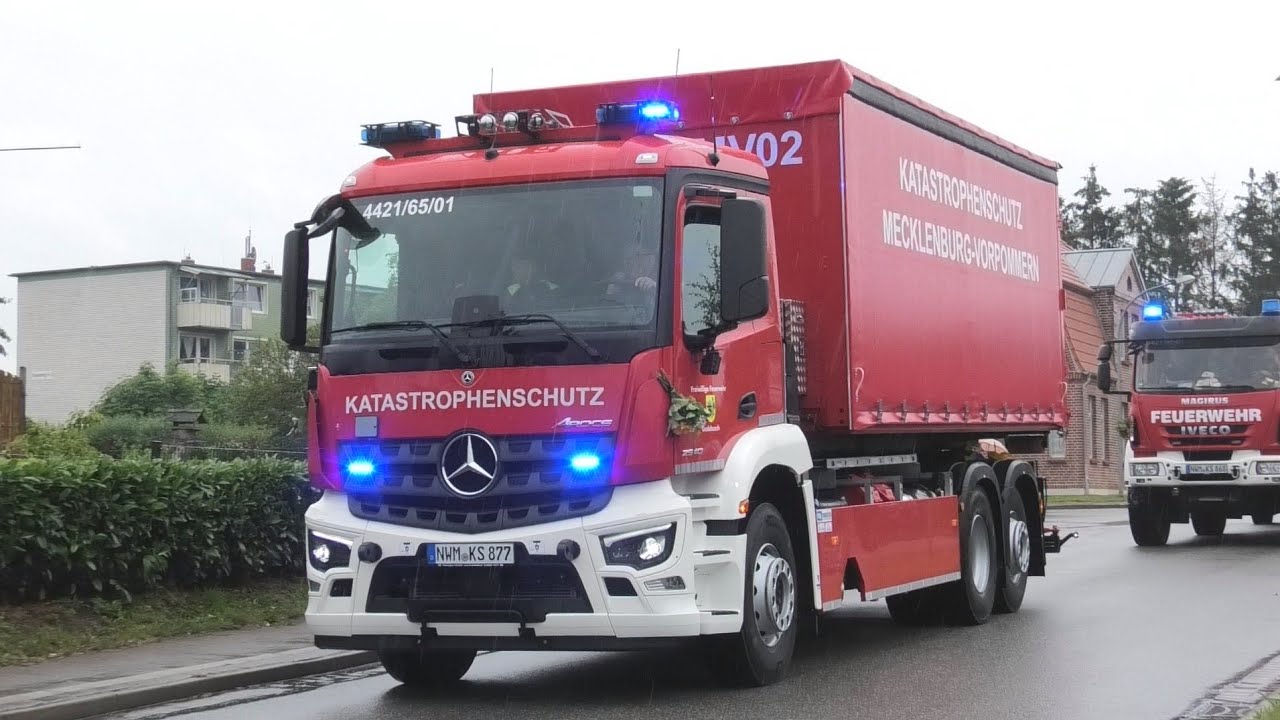 Feuerwehren und HiOrgs der Region Gadebusch auf Blaulichtfahrt während 150-Jahr-Umzug